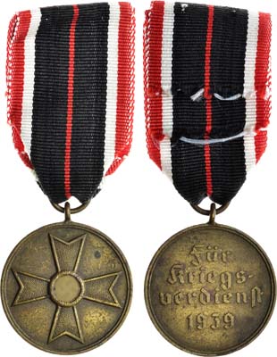 Лот №129,  Германия. Третий Рейх. Медаль креста «За военные заслуги» на ленте, 1940-1945 гг.