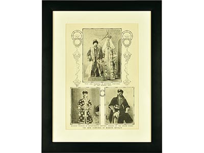 Лот №892, Рамка с оригинальной вырезкой из иллюстрированного журнала с тремя фотографиями членов императорской фамилии с костюмированного бала, который состоялся 11 и 13 февраля 1903 года в Зимнем дворце в Санкт-Петербурге. Все гости были одеты в роскош