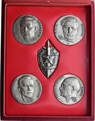 Лот №1048, Набор 1990 года. из четырех медалей и знака-эмблемы Комитета Государственной безопасности СССР «Бойцу невидимого фронта».