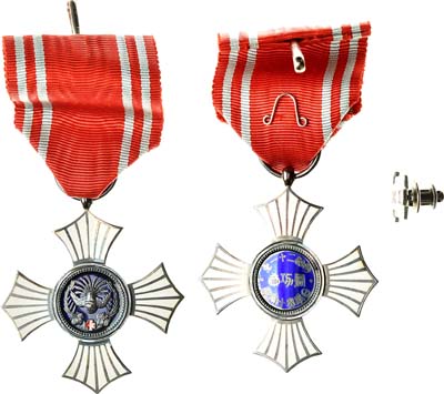 Лот №73,  Япония. Орден заслуг Красного Креста на ленте и фрачник.