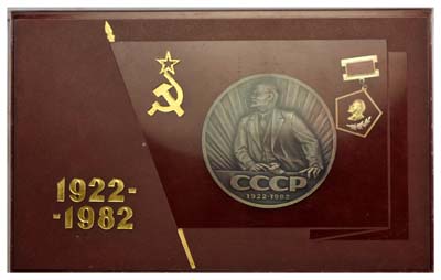 Лот №1101, Набор 1982 года. вручавшийся участнику торжественного заседания, посвященного 60-летию Союза Советских Социалистических республик, в Кремлевском Дворце съездов.