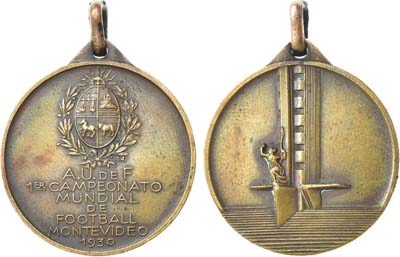 Лот №377,  Уругвай. Медаль 1930 года. Первый чемпионат мира по футболу. Для приглашенных гостей.