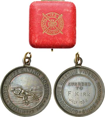 Лот №245,  Великобритания. Король Георг V. Медаль Королевского общества спасения на водах 1932 года.