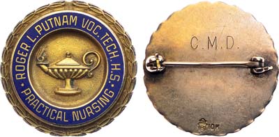 Лот №244,  США. Знак профессионально-технической школы имени Роджера Л. Патнэма. За практическое медсестринское дело.