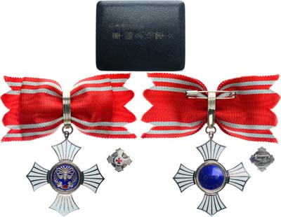 Лот №441,  Япония. Орден заслуг Красного Креста на ленте и фрачник.