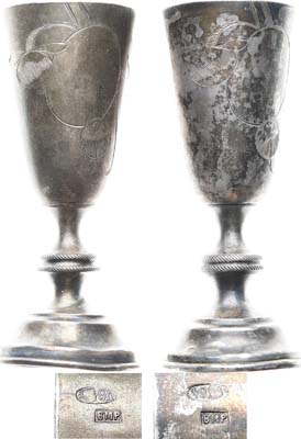 Лот №1752, Комплект из 2-х серебряных рюмок с прорезным растительным орнаментом.