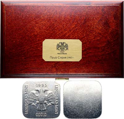 Лот №2112, Футляр 1993 года. Футляр деревянный для 3 платиновых монет Российской Федерации с жетоном монетного двора и сертификатом подлинности.