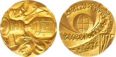 Лот №1017, Медаль 1975 года. В память экспериментального полета «Аполлон» — «Союз» 15 июля 1975 года. В слабе ННР MS 69.