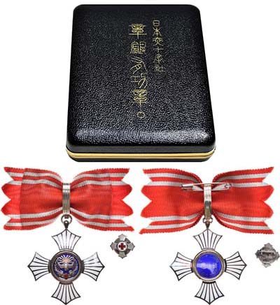 Артикул №19-23202,  Япония. Орден заслуг Красного Креста на ленте и фрачник..